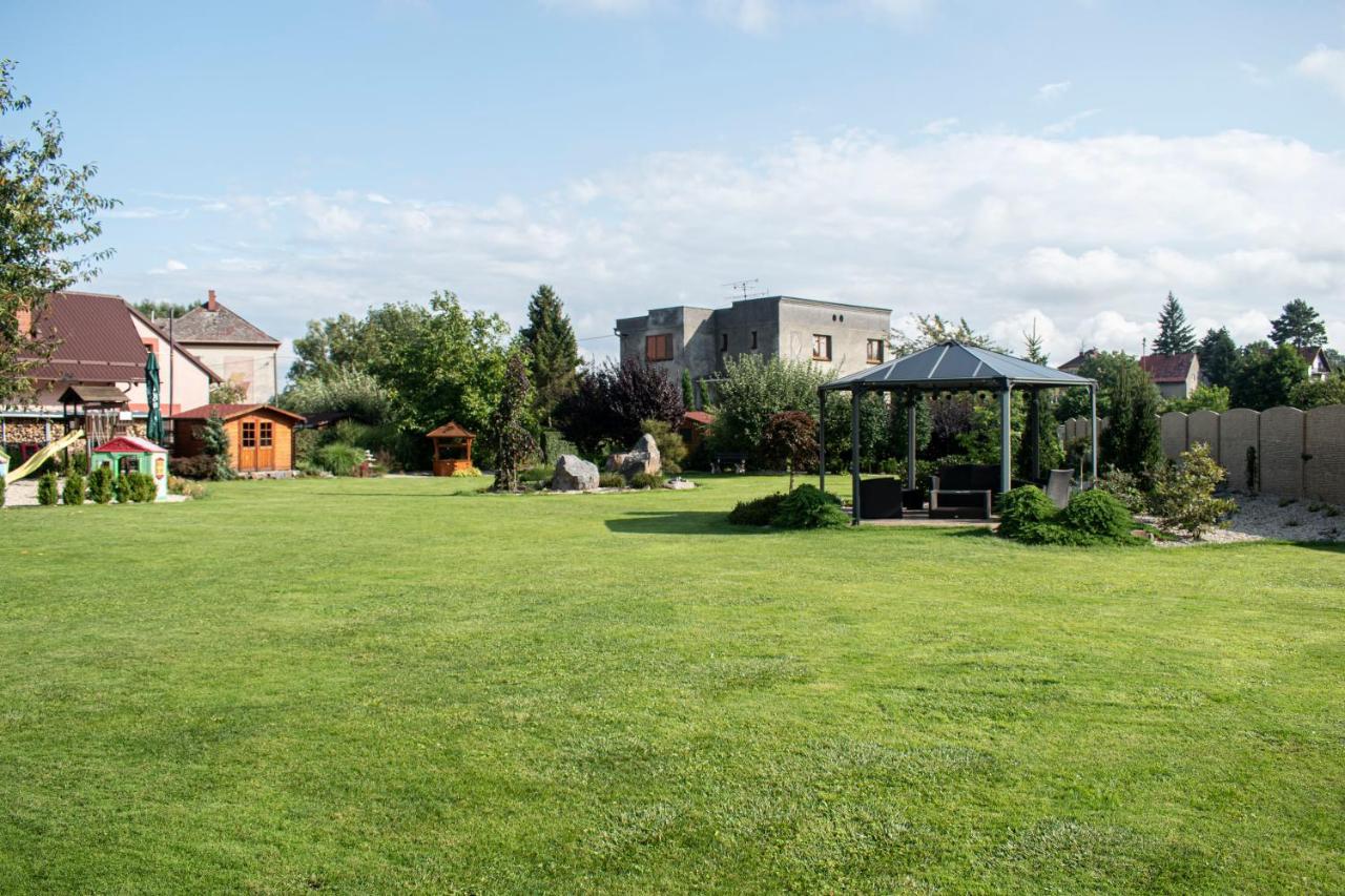 Hostinec A Penzion U Sv. Mikulase Hať 외부 사진